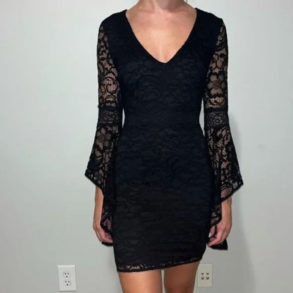 GUESS Women's Black Lace V-Neck Lined Mini Dress Bell Sleeves‎ Boho Size M